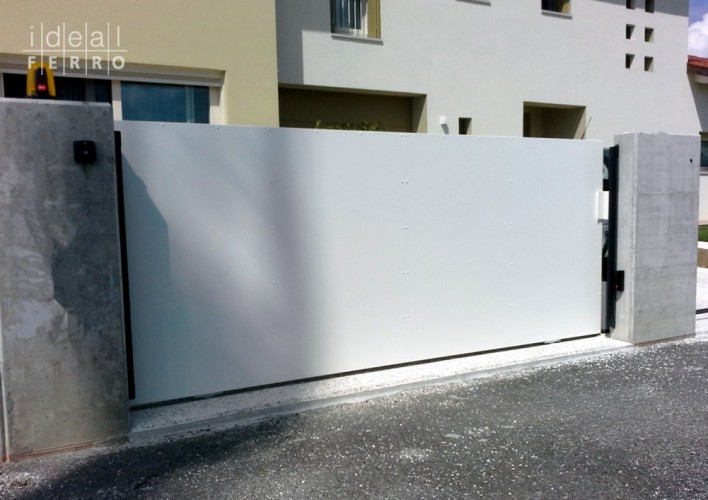 Cancello con lamiera cieca idealferro Cancelli rivestiti in legno