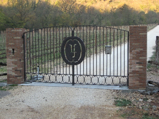 Cancello con logo