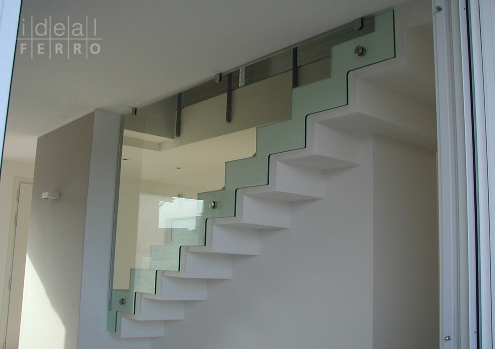 Parapetto in vetro sagomato idealferro Scala con parapetto in vetro