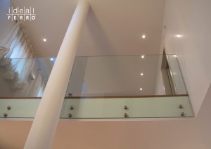 Parapetto in vetro fissato a solaio