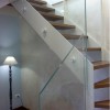 Scala autoportante a fascioni e parapetto in vetro (2)