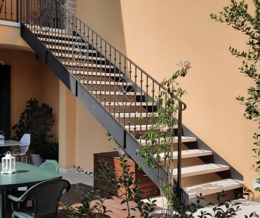 scala esterna in ferro con pedata in marmo
