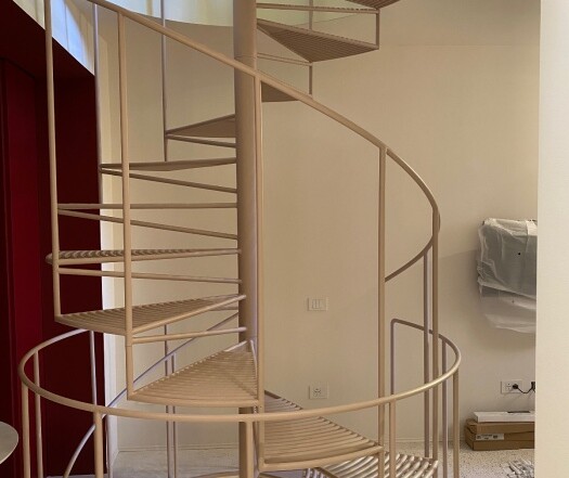 scala interna a chiocciola rosa