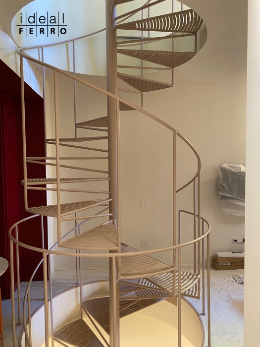 scala interna a chiocciola rosa