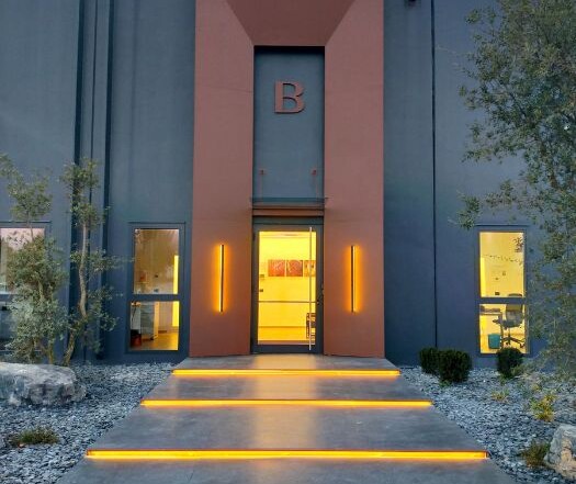 facciata con rivestimento in lamiera, pensilina e logo