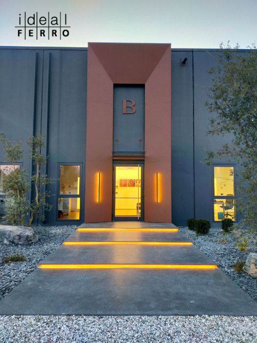 facciata con rivestimento in lamiera, pensilina e logo