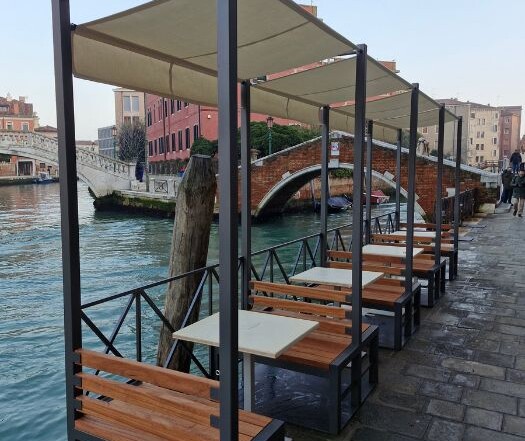 plateatico a Venezia in ferro e legno