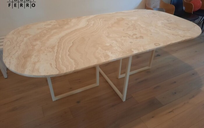 tavolo ovale in marmo con telaio tubolare