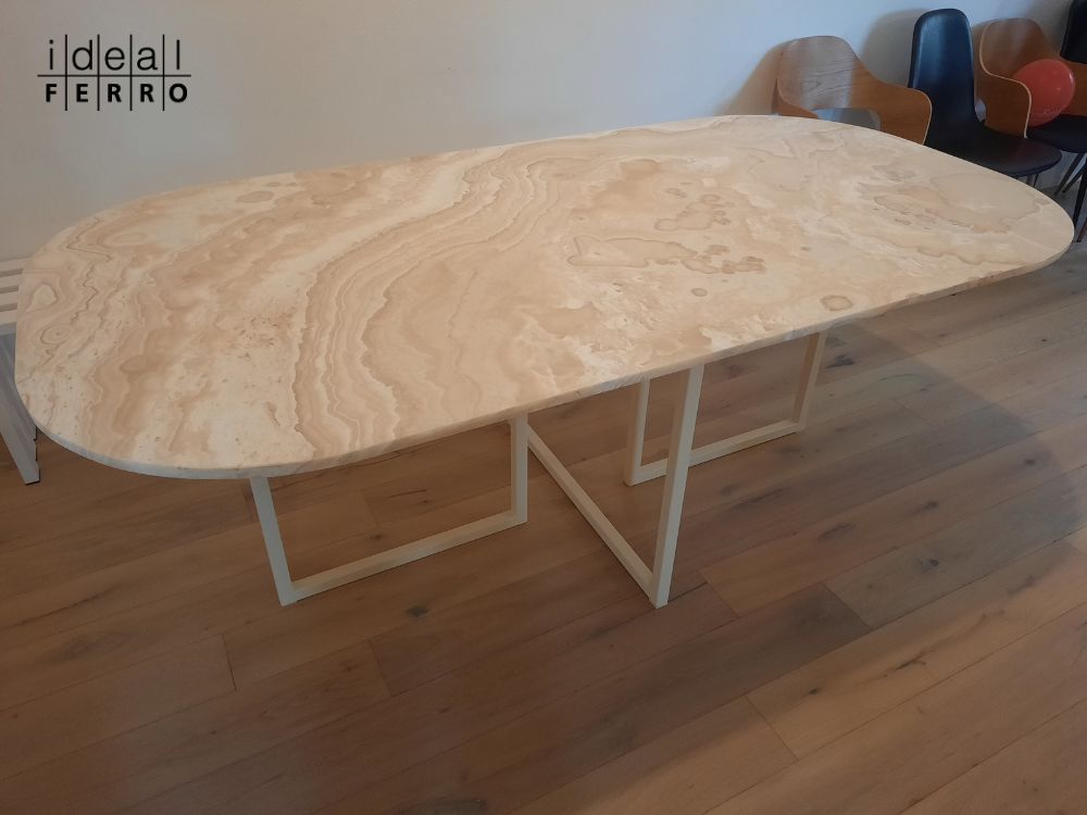 tavolo ovale in marmo con telaio tubolare