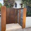 cancello in corten con rivestimento del muro esistente