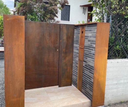 cancello in corten con rivestimento del muro esistente