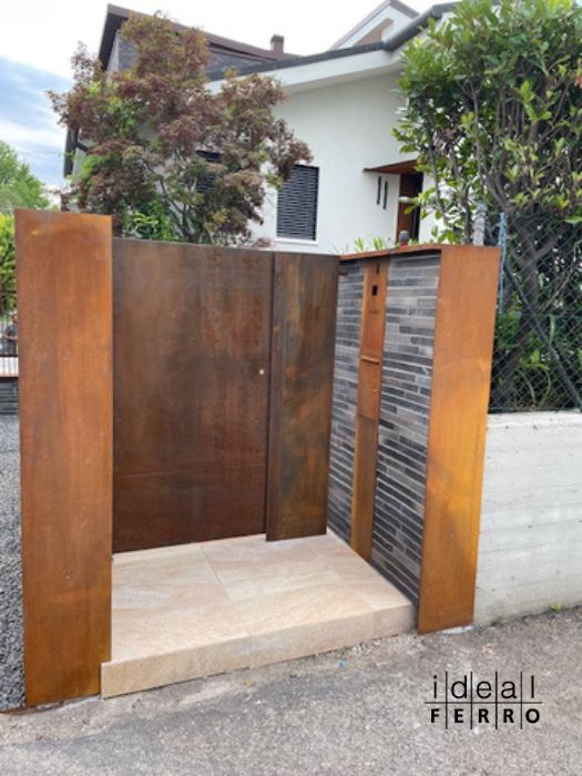 cancello in corten con rivestimento del muro esistente