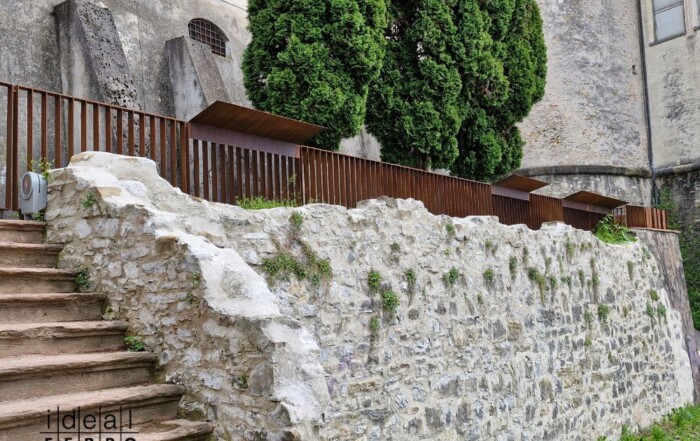 marciapiede, scala e parapetto in luogo pubblico