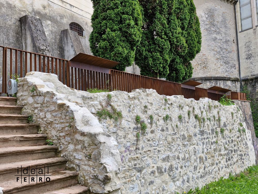 marciapiede, scala e parapetto in luogo pubblico