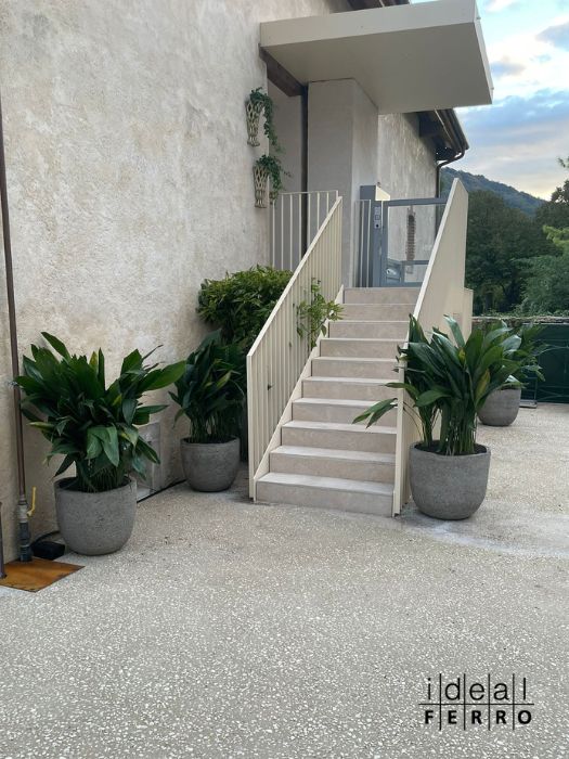 parapetto e pensilina in ferro verniciato e zincato