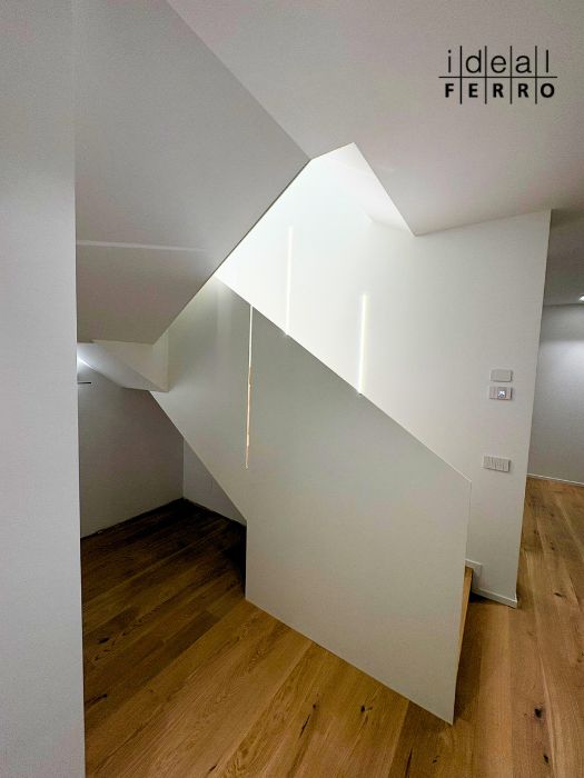 parapetto in ferro bianco con tagli