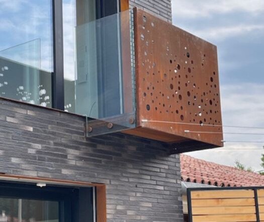 terrazzino/parapetto in vetro e corten forato