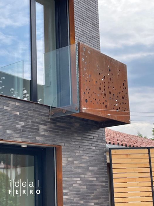 terrazzino/parapetto in vetro e corten forato