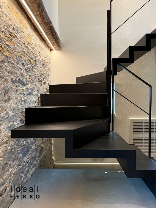 Scala Autoportante in Ferro Nero