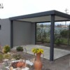 Pergola bioclimatica grigio antracite a pale orientabili con casetta integrata da giardino