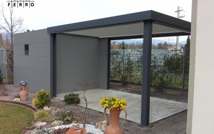 Pergola bioclimatica grigio antracite a pale orientabili con casetta integrata da giardino