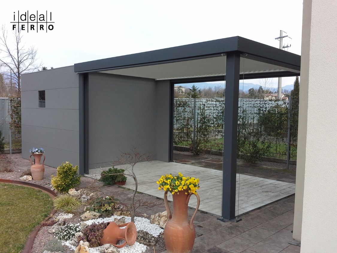 Pergola bioclimatica grigio antracite a pale orientabili con casetta integrata da giardino