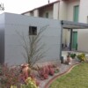 Pergola bioclimatica grigio antracite a pale orientabili con casetta integrata da giardino