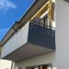 Ringhiera per terrazzo modello privacy in lamiera grigia intagliata al laser con tondini superiori