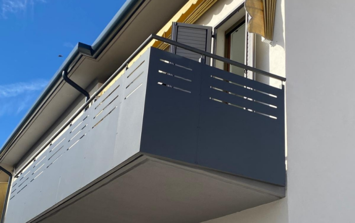 Ringhiera per terrazzo modello privacy in lamiera grigia intagliata al laser con tondini superiori