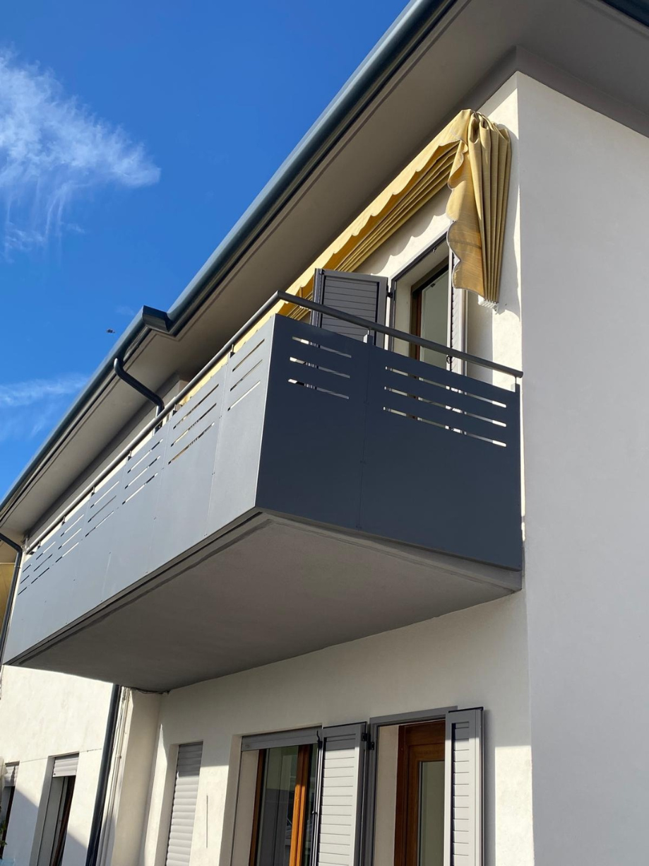 Ringhiera per terrazzo modello privacy in lamiera grigia intagliata al laser con tondini superiori